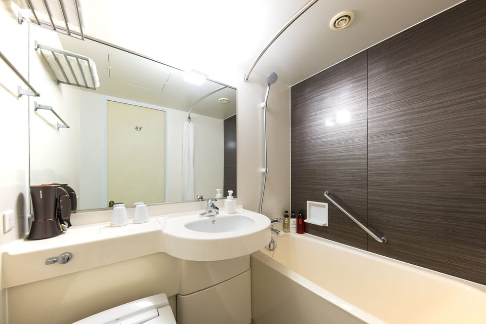 Combined shower/tub, deep soaking tub, free toiletries, hair dryer