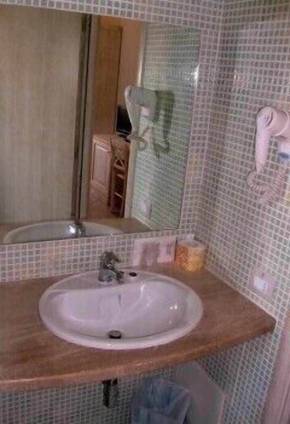 Bathroom sink