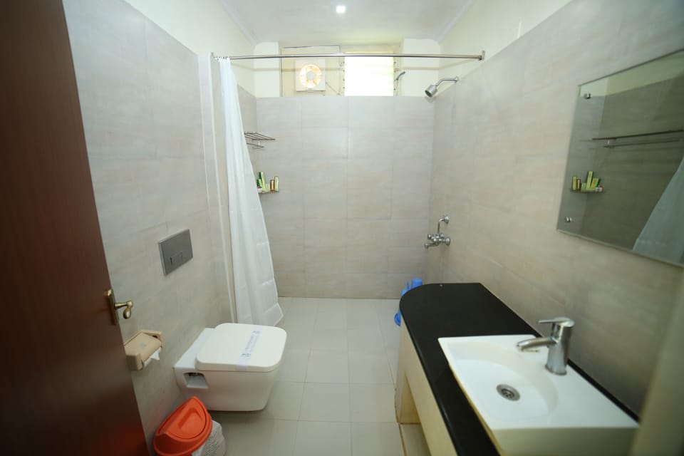 Deluxe Room (River Facing) | Bathroom | Shower, free toiletries, towels