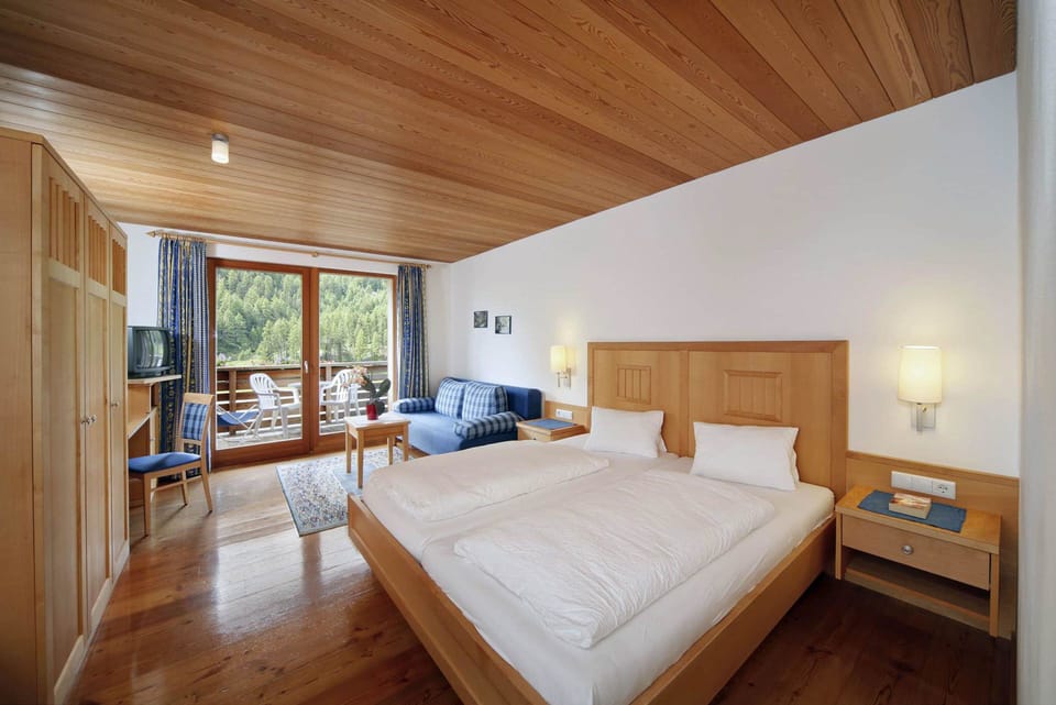 Twin Room, 2 Twin Beds, Non Smoking | Desk, soundproofing, bed sheets, wheelchair access