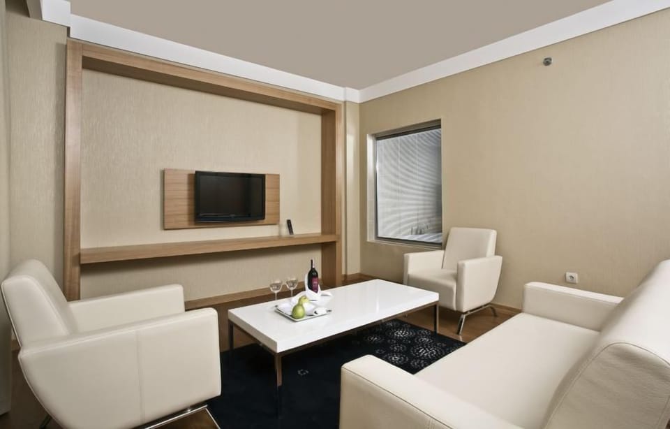 32-inch LCD TV with satellite channels, TV