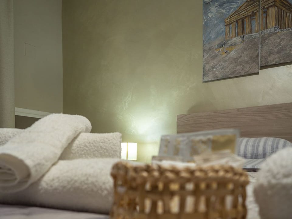 Standard Room, Ensuite, Garden View | Minibar, in-room safe, blackout drapes, soundproofing
