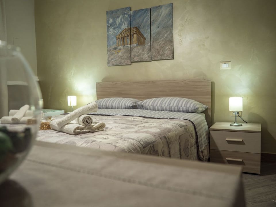 Standard Room, Ensuite, Garden View | Minibar, in-room safe, blackout drapes, soundproofing