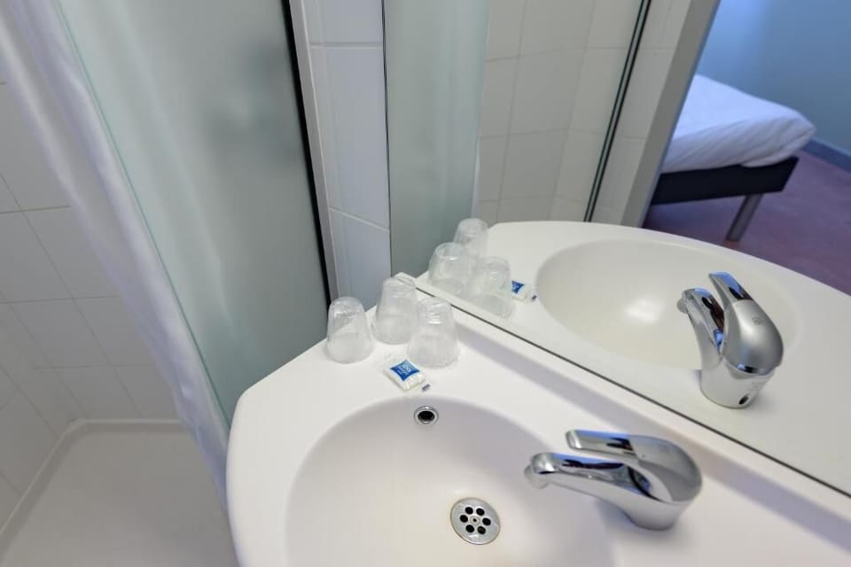 Shower, eco-friendly toiletries, towels