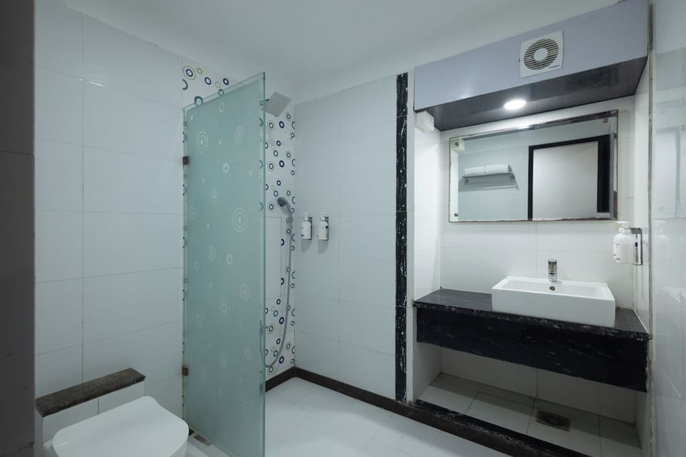 Family Room | Bathroom | Shower, bidet, towels, soap