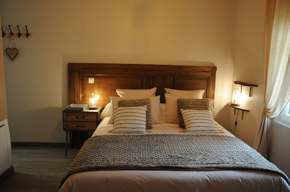 Double Room (La Gabare) | Egyptian cotton sheets, premium bedding, memory foam beds, minibar