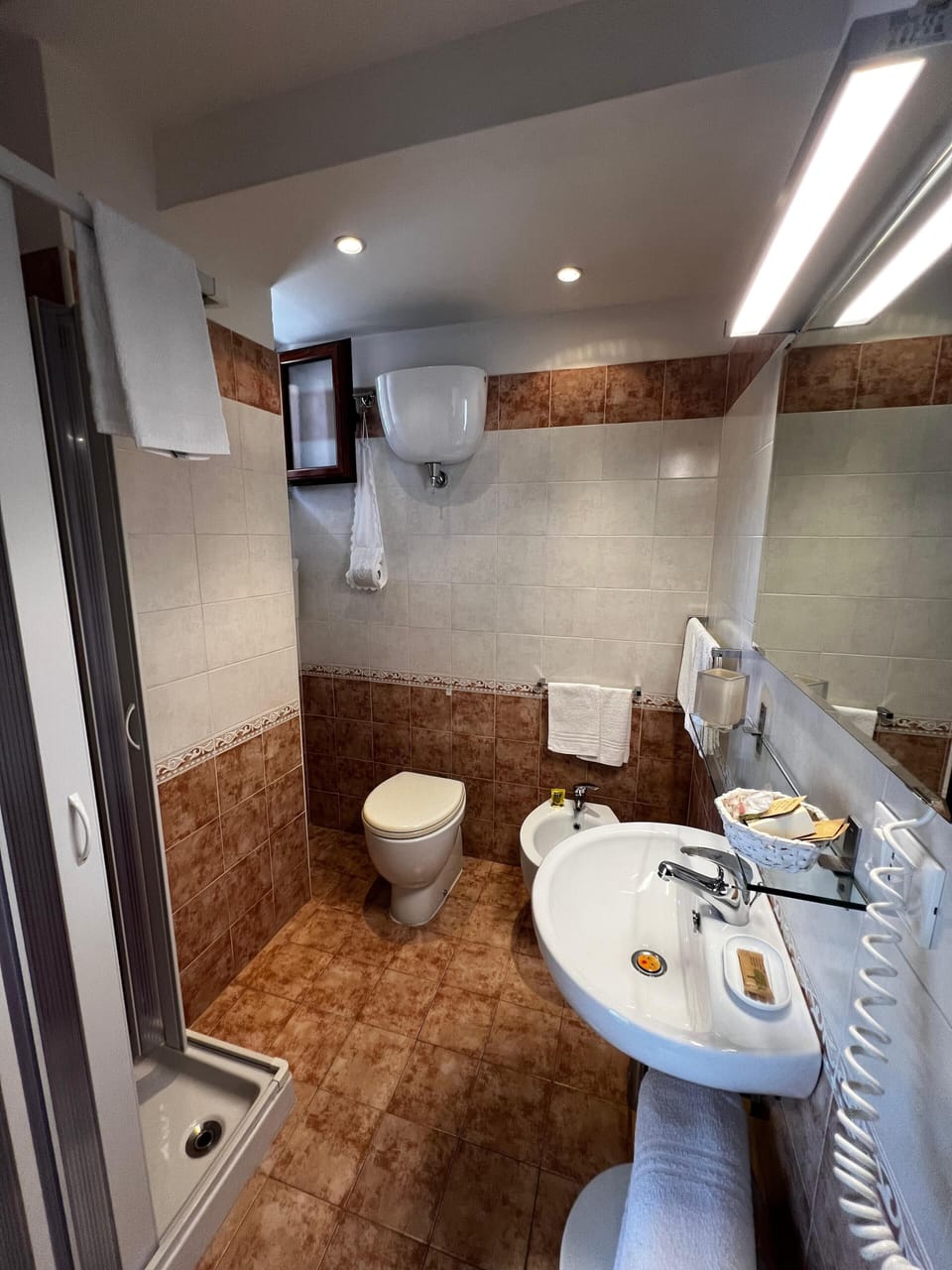 Triple Room | Bathroom | Shower, hair dryer, bidet, towels