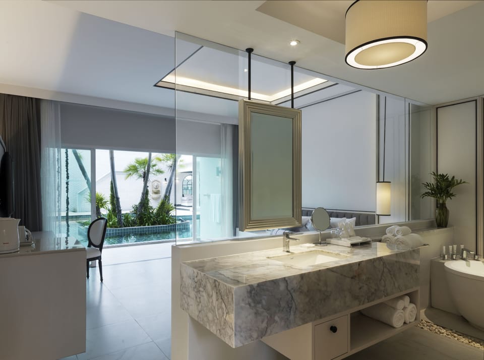 Executive Room, 1 King Bed, Pool Access | Bathroom | Separate tub and shower, deep soaking tub, rainfall showerhead