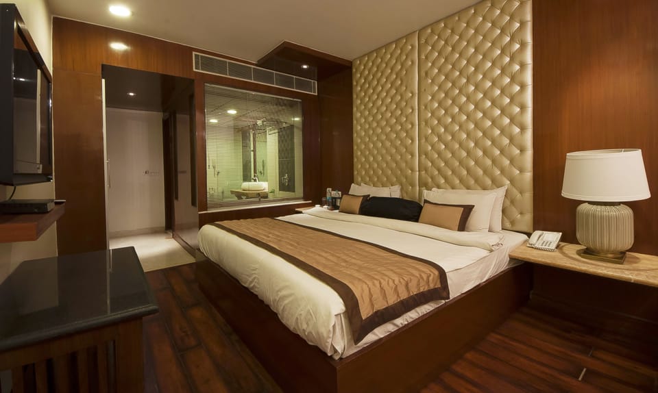 Minibar, in-room safe, desk, iron/ironing board