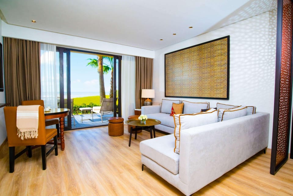 Minibar, in-room safe, laptop workspace, iron/ironing board
