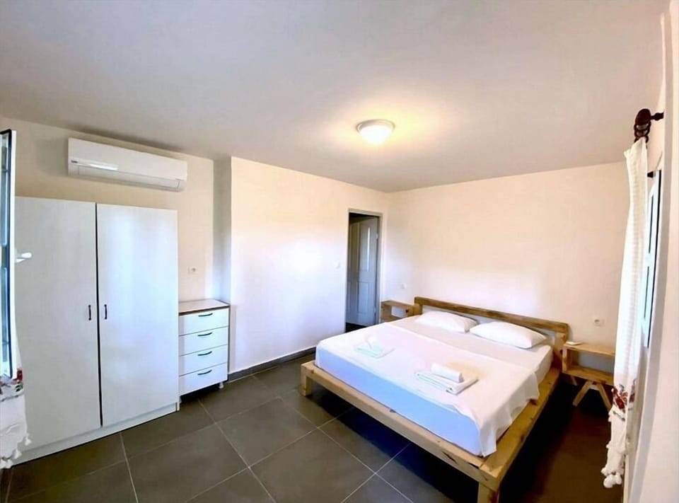 In-room safe, desk, free cribs/infant beds, free WiFi