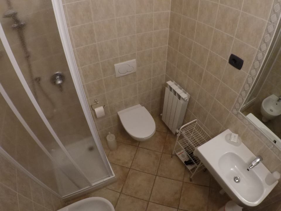 Double Room, 1 Queen Bed, Non Smoking | Bathroom | Shower, rainfall showerhead, hair dryer, bidet