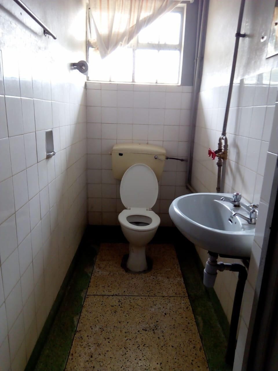 Deluxe Single Room | Bathroom | Shower, rainfall showerhead, free toiletries, slippers
