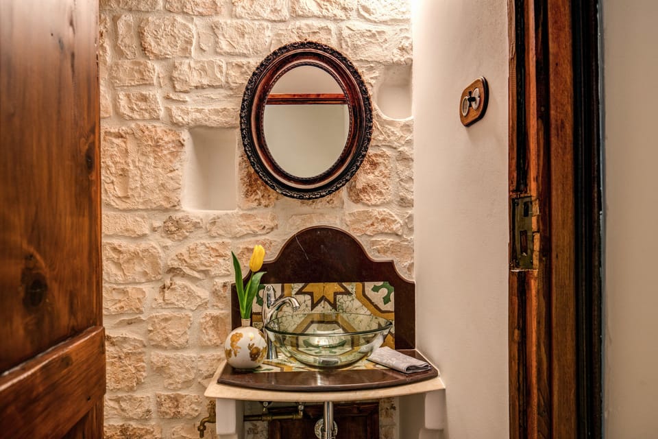 Shower, rainfall showerhead, free toiletries, hair dryer