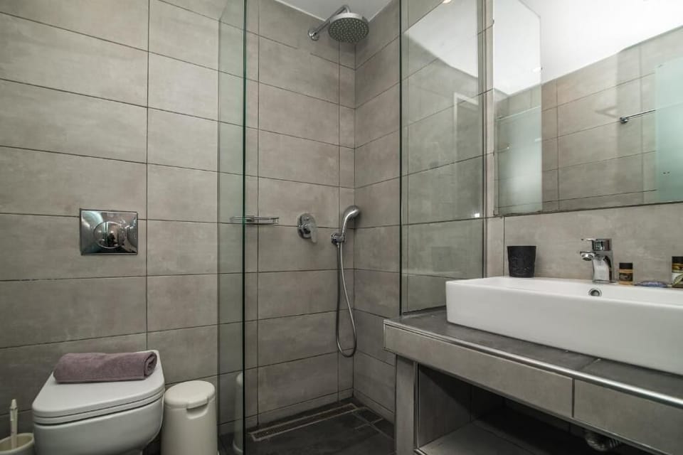 Standard Room, Sea View | Bathroom | Shower, free toiletries, hair dryer, towels