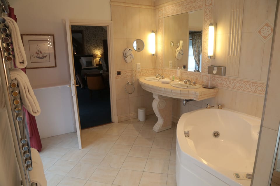 Suite | Bathroom | Separate tub and shower, jetted tub, free toiletries, hair dryer