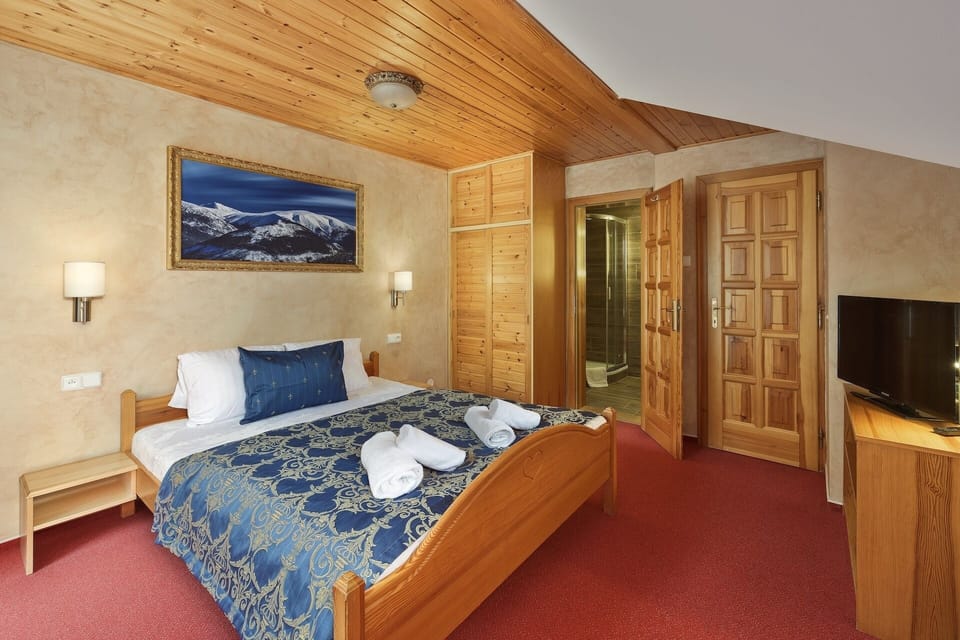 Minibar, blackout drapes, soundproofing, cribs/infant beds
