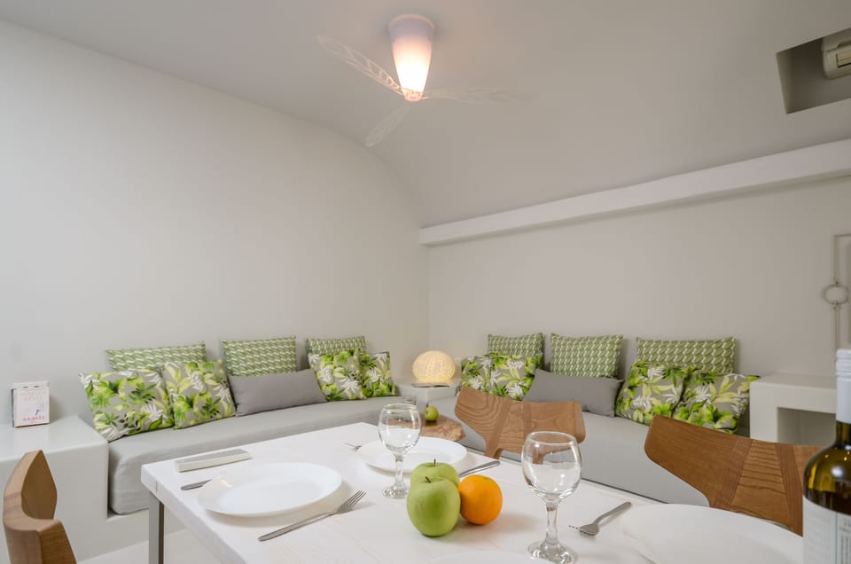 Deluxe Suite (With Living Room) | In-room dining