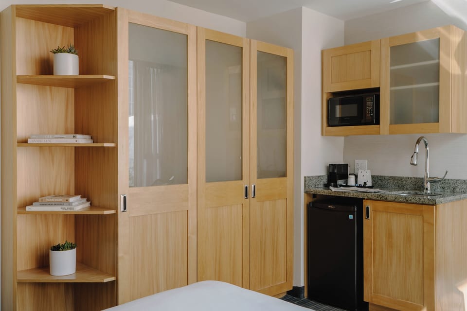 1 bedroom, premium bedding, desk, laptop workspace