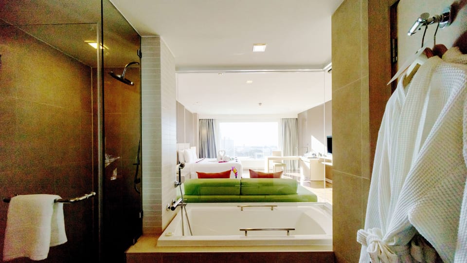 Studio, 1 King Bed, City View | Bathroom | Deep soaking tub, hydromassage showerhead, free toiletries, hair dryer