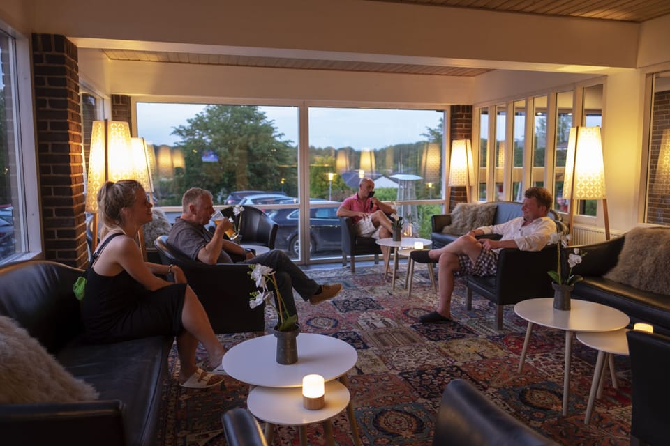 2 bars/lounges