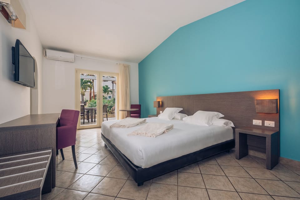 Minibar, desk, blackout drapes, WiFi (free)