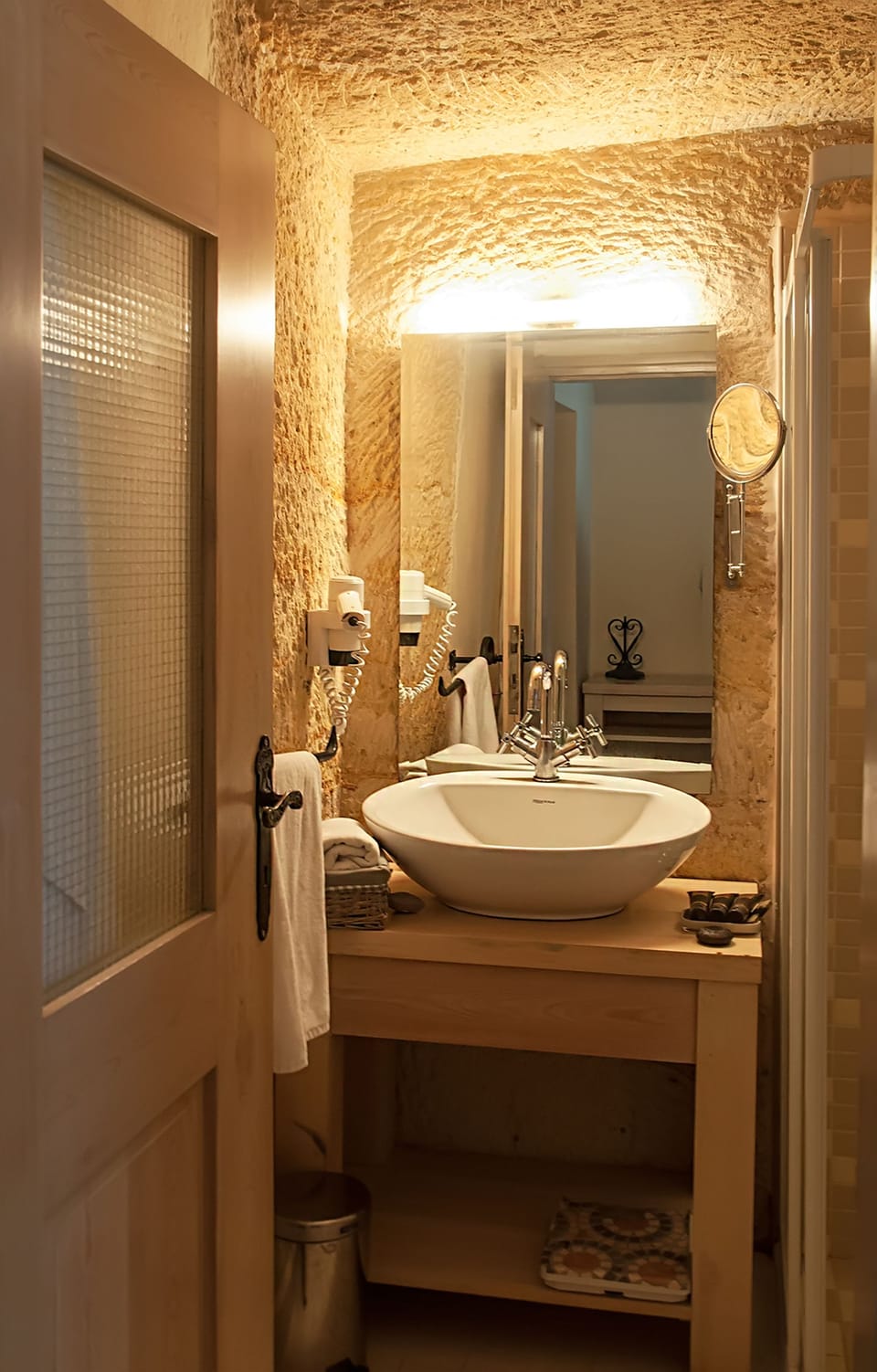 Economy Twin Room, Multiple Beds | Bathroom sink