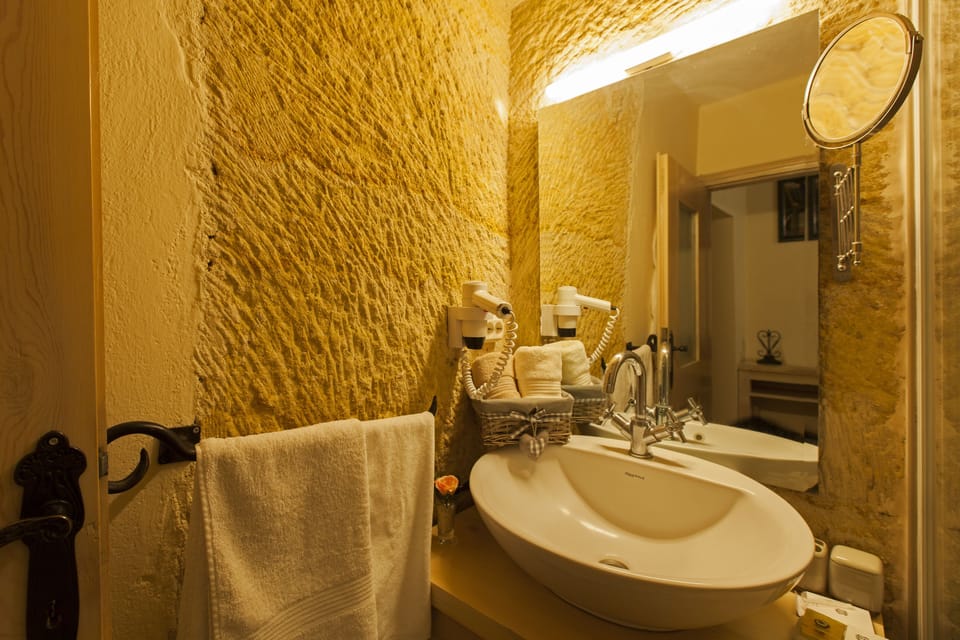 Economy Twin Room, Multiple Beds | Bathroom sink