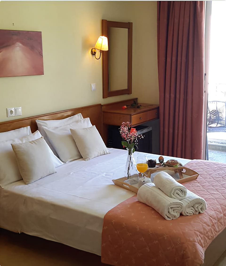 In-room safe, soundproofing, iron/ironing board, free WiFi