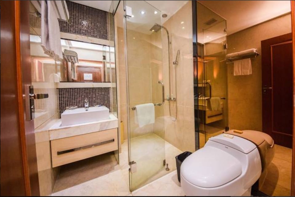 Shower, rainfall showerhead, free toiletries, hair dryer