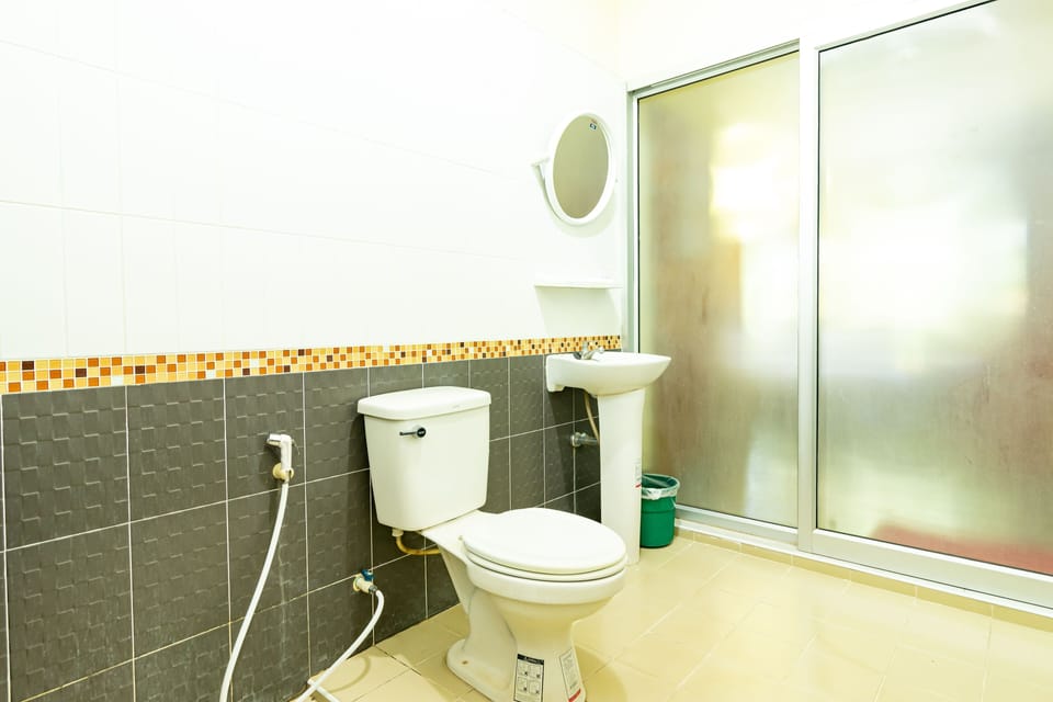 Standard Double Room, 1 Double Bed, Non Smoking | Bathroom | Shower, free toiletries, towels