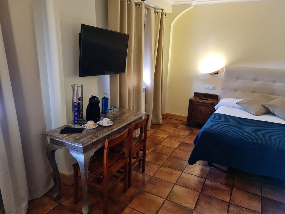 Suite, Mountain View | Desk, soundproofing, WiFi (free), bed sheets