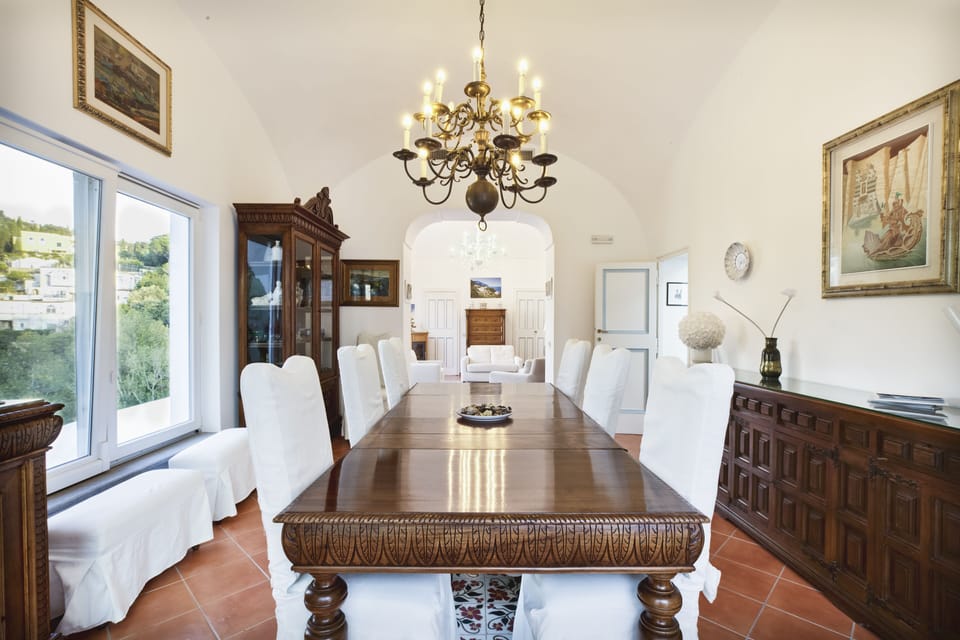 Deluxe Villa | Dining room
