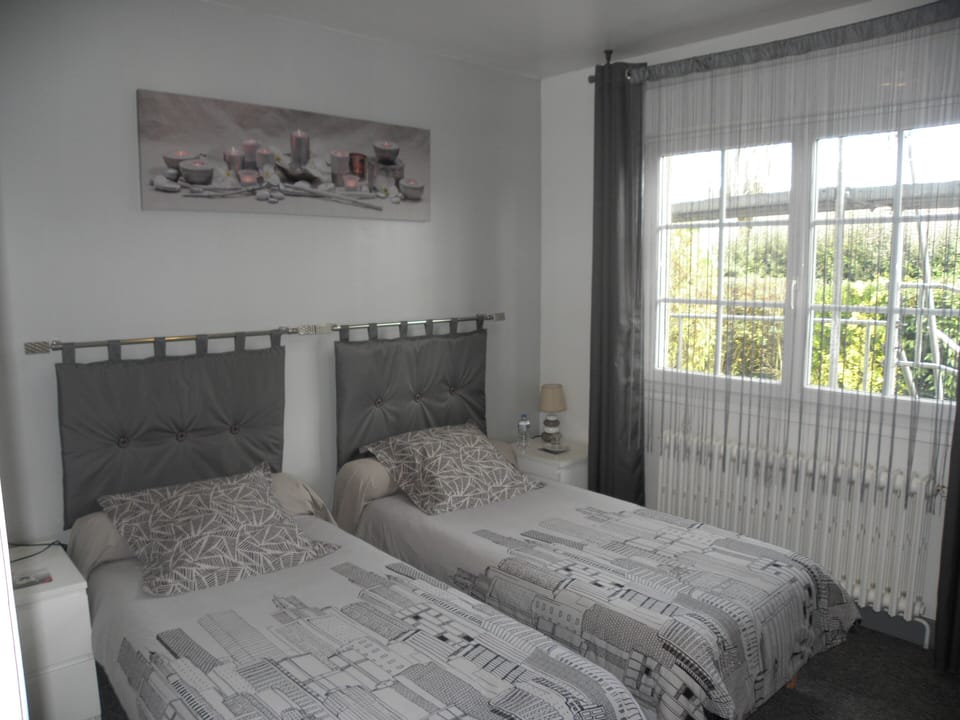 Individually furnished, soundproofing, free WiFi, bed sheets