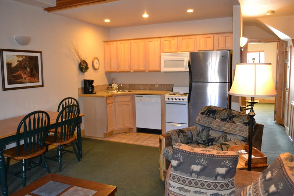 Premium Suite, Ensuite (2 Bedroom Deer Suite) No Pets | Private kitchen | Coffee/tea maker, electric kettle