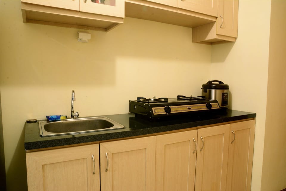 Room | Private kitchenette | Fridge, stovetop, cookware/dishes/utensils