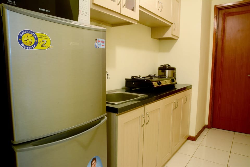 Room | Private kitchenette | Fridge, stovetop, cookware/dishes/utensils