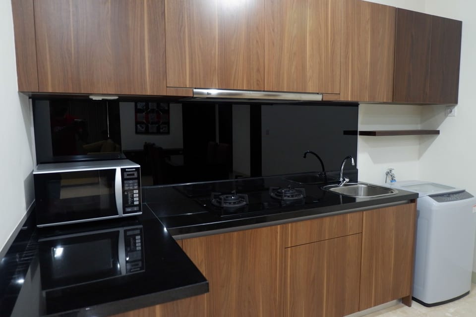 Room | Private kitchen | Fridge, microwave, stovetop, cookware/dishes/utensils