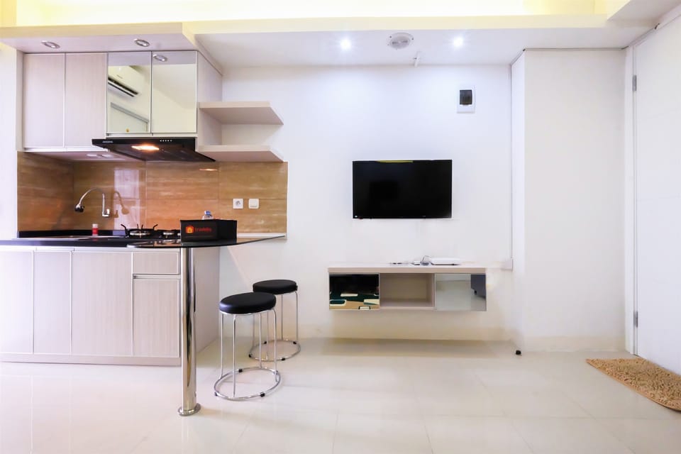 Room | Private kitchenette | Fridge, stovetop, cookware/dishes/utensils