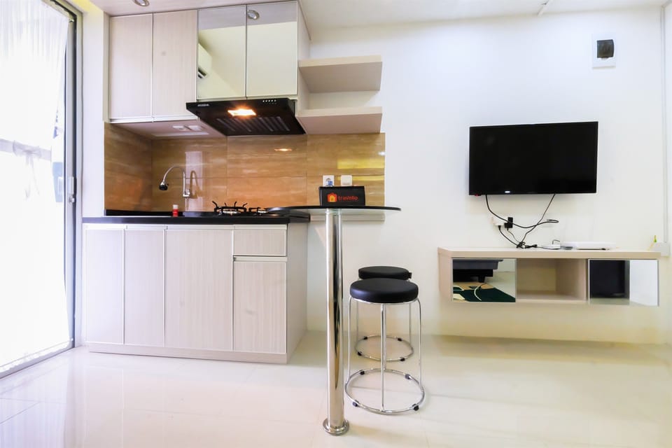 Room | Private kitchenette | Fridge, stovetop, cookware/dishes/utensils