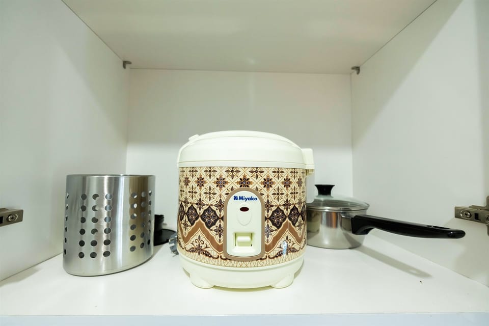 Room | Private kitchen | Fridge, stovetop, electric kettle, cookware/dishes/utensils