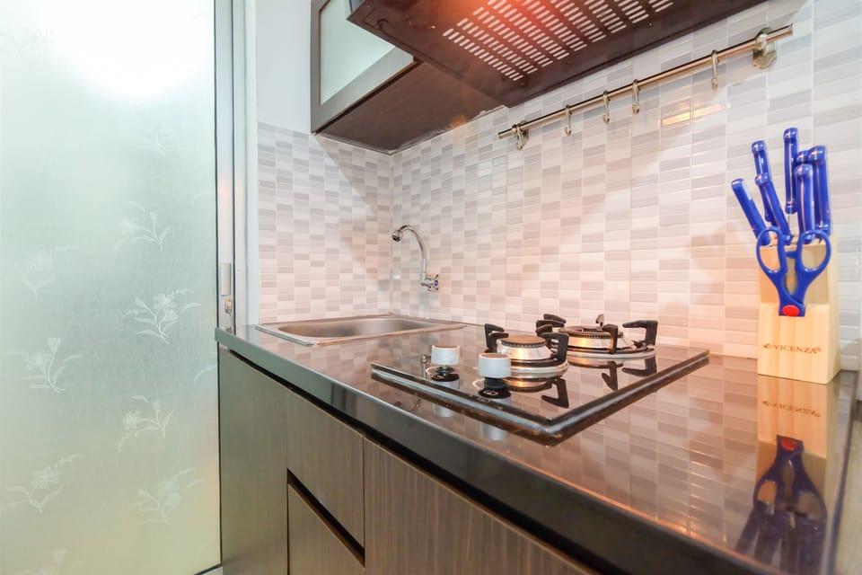 Room | Private kitchenette | Fridge, stovetop, cookware/dishes/utensils