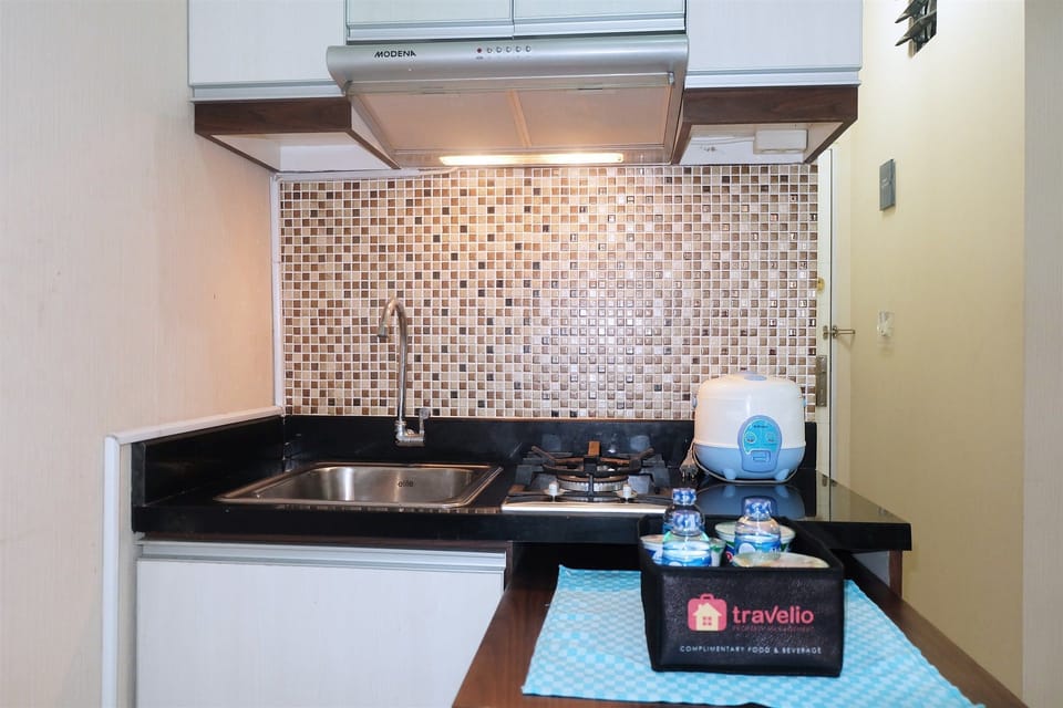 Room | Private kitchenette | Fridge, microwave, stovetop, cookware/dishes/utensils