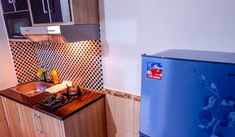 Room | Private kitchenette | Fridge, stovetop, cookware/dishes/utensils