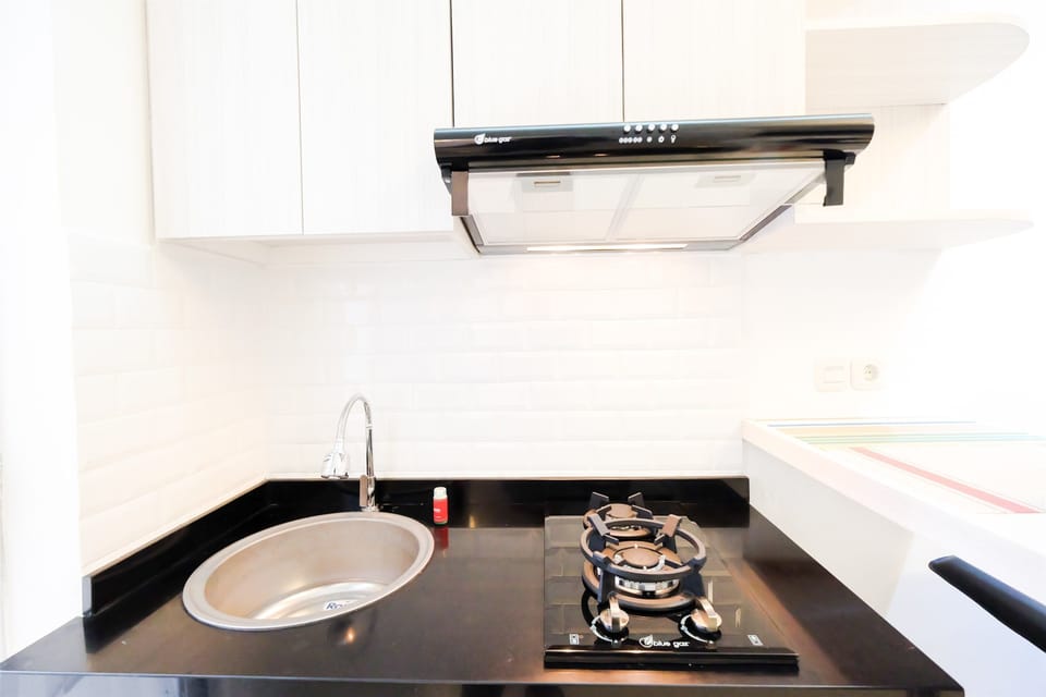 Room | Private kitchenette | Fridge, stovetop, electric kettle, cookware/dishes/utensils