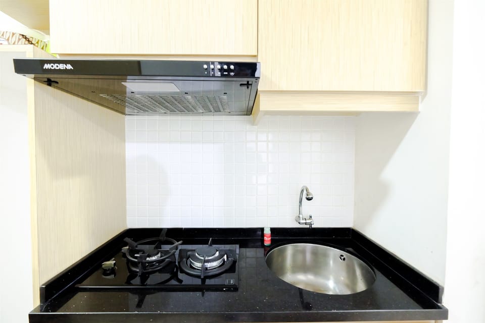 Room | Private kitchenette | Fridge, stovetop, cookware/dishes/utensils