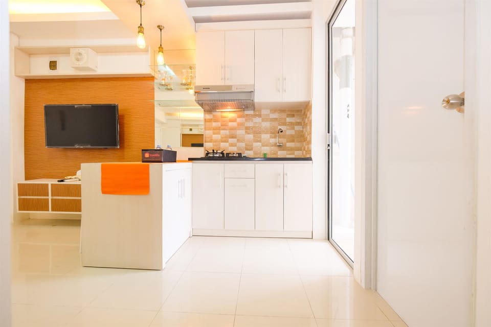Room | Private kitchenette | Fridge, stovetop, cookware/dishes/utensils