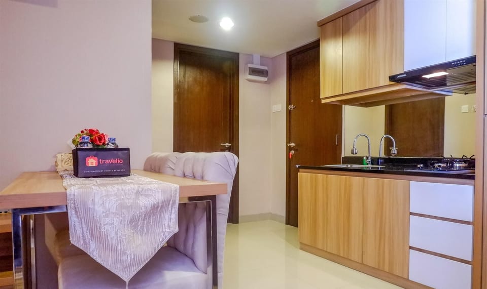Room | Private kitchenette | Fridge, stovetop, cookware/dishes/utensils