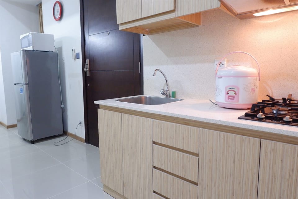 Room | Private kitchenette | Fridge, stovetop, cookware/dishes/utensils
