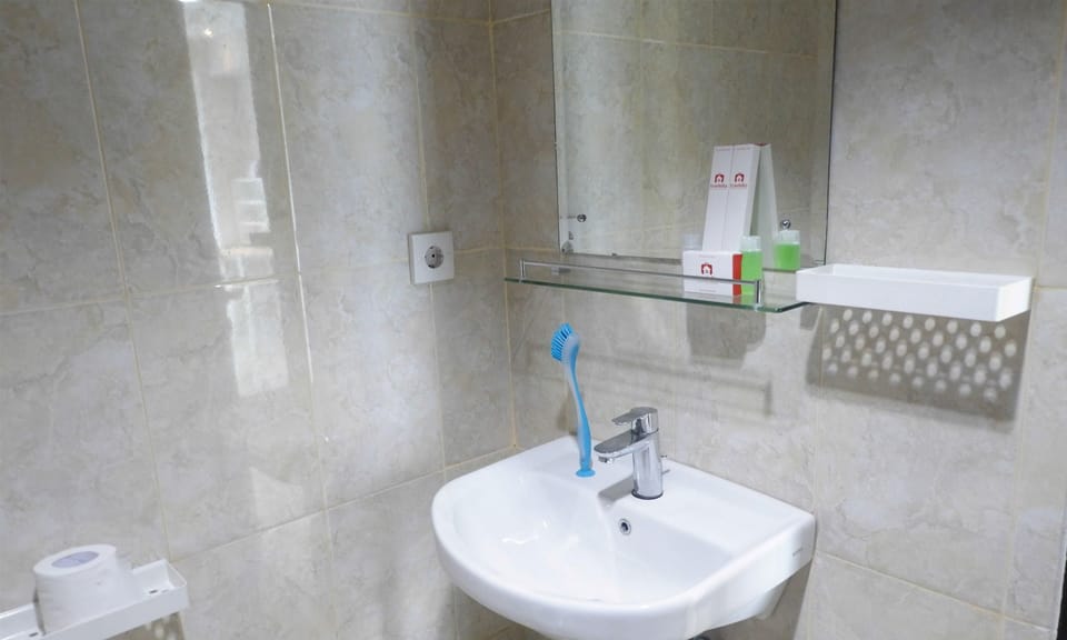 Room | Bathroom | Shower, free toiletries, towels